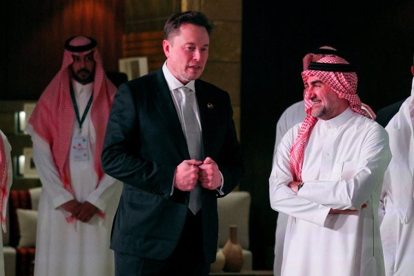 Musk cierra acuerdo de Starlink con Arabia Saudita durante la visita oficial de Trump al reino