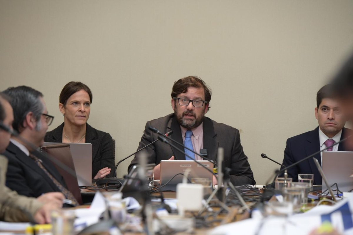 <p>Su último informe presentó el presidente del CFA, Jorge Rodríguez. En la imagen flanqueado por los consejeros de la entidad: Jeannette von Wolfersdorff y Hermann González. Crédito: CFA.</p>