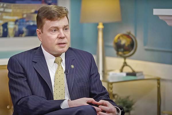 <p>Andrew Hale, experto de The Heritage Foundation: “Algunos países deberán elegir entre alinearse con EEUU o con China”</p>