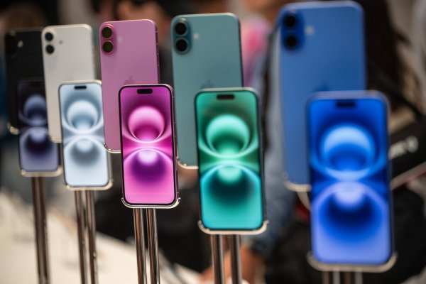 <p>Trump arremete contra Apple por su plan para abastecer el mercado de EEUU con iPhones fabricados en India</p>