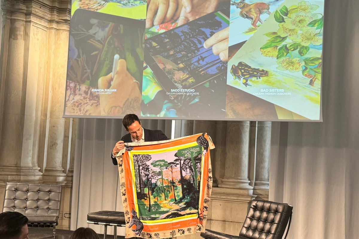 <p>Los pañuelos de pulpa textil que Arauco presentó en Milán a los grandes de la moda</p>