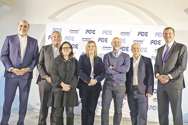 <p>De Izquierda a derecha, Jaime García de Servipag; Alejandro Romero de BancoEstado Microempresas; Francisca Martin, gerenta general de FGE; Margarita Walker. Fotos: Pablina Salinas </p>