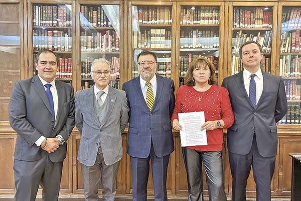 <p>De izq. a der.: Rodrigo Benítez (Ichdt), Osvaldo de la Fuente (Colegio de Contadores), Rodrigo Rojas (Fesit), Soledad Recabarren (Colegio de Abogados) y Cristián Bay-Schmith (IFA Chile).</p>