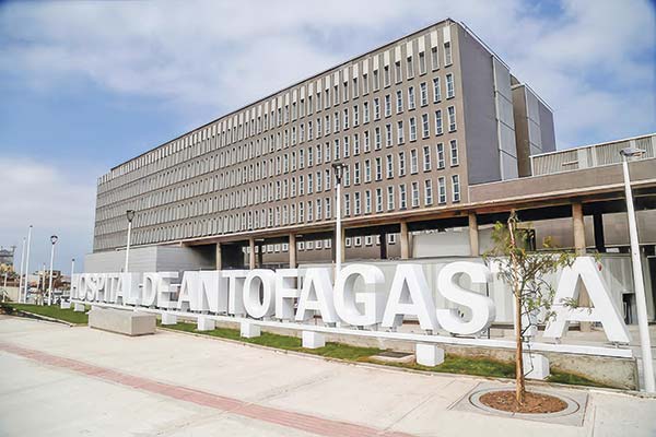 <p>Cierre de pabellones, salida de una operadora y fallas estructurales: la crisis del Hospital de Antofagasta que remeció al MOP</p>