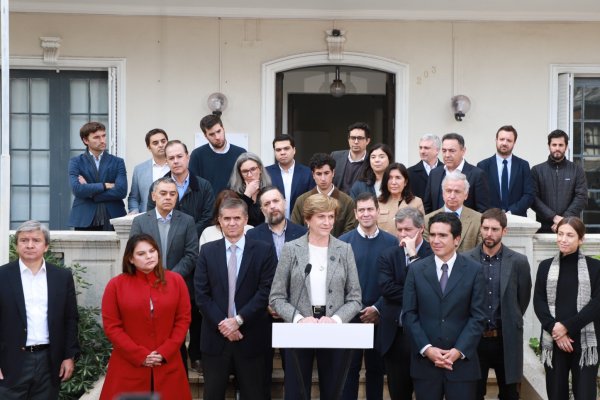 Matthei presenta equipo económico para recuperar el crecimiento: “Nadie puede celebrar un 2,3%”