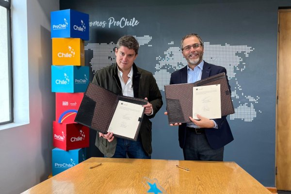 <p>Patricio Rojas (Endeavor) e Ignacio Fernández (ProChile), durante la firma del convenio.</p>