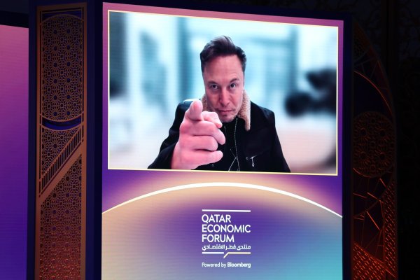 Musk sale a calmar a inversionistas y dice que se mantendrá como CEO de Tesla al menos cinco años más