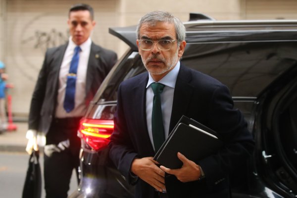 Gobierno califica de "delito terrorista" la detonación de una bomba en Providencia y lo atribuye a grupo anarquista