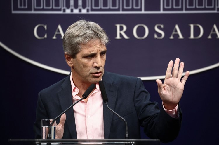 <p>Argentina lanza plan fiscal para incentivar el uso de dólares guardados “bajo el colchón”</p>