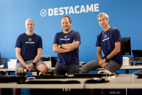 <p>Sebastian Ugarte, Jorge Camus y Augusto Ruiz-Tagle, fundadores de Destácame</p>