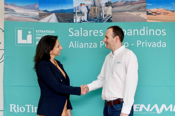 <p>Soledad Jeria, country head de Rio Tinto, e Iván Mlynarz, VPE de Enami.</p>