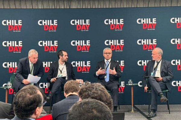 Presidente de Minera Escondida entra al debate de los permisos y propone "tratamiento diferenciado" para proyectos existentes