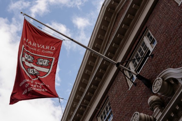 <p>Gobierno de Trump prohíbe a la Universidad de Harvard seguir aceptando a estudiantes extranjeros</p>