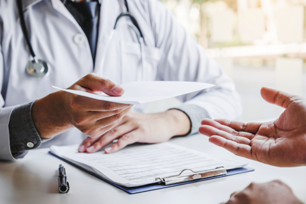 Los 9 casos que alertaron a la Contraloría de las licencias médicas mal usadas: pillados por redes sociales y de viaje en el extranjero