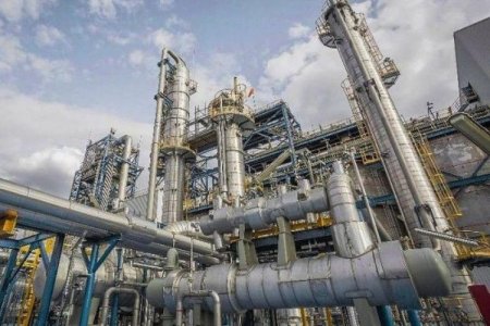 Brasileña Raízen, licenciataria de Shell en Argentina, analiza dos ofertas para vender su refinería de Dock Sud