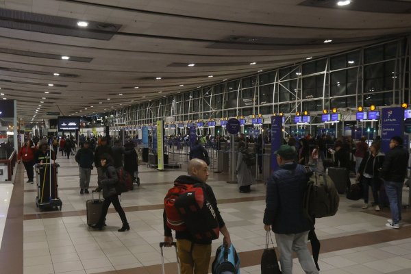 Pasajeros son desembarcados de vuelo Santiago-Calama en aeropuerto de Pudahuel por aviso de bomba