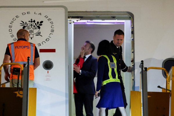 Macron le resta importancia al polémico manotazo de su esposa a su llegada a Vietnam