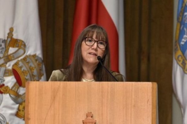 Hermana de Manuel Monsalve renuncia a la Superintendencia de Salud en medio de sumario por viaje fuera de Chile durante licencia médica