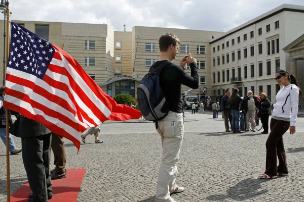 EEUU ordena a sus embajadas en todo el mundo suspender entrevistas de visas para estudiantes mientras endurece revisión de perfiles en redes sociales