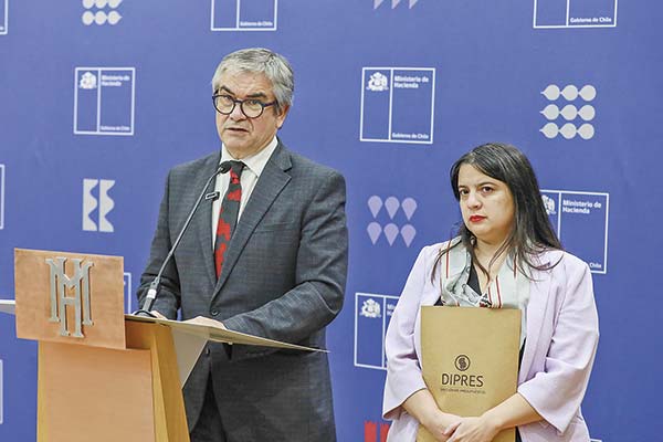 <p>El ministro Marcel junto a la directora de Presupuestos, Javiera Martínez. Crédito: Ministerio de Hacienda.</p>