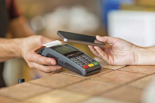 <p>Las “grúas” se mueven en los medios de pagos: los últimos cambios en Transbank, Bci y Kushki</p>