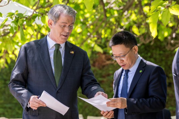 <p>El secretario del Tesoro de EEUU, Scott Bessent, durante una conversación el 11 de mayo con el viceministro de Finanzas de China, Liao Min. (Foto: Reuters)</p>