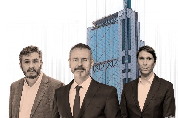 <p>Roberto Muñoz, exPresidente y CEO de Telefónica Chile; Marc Murtra, presidente de Telefónica, y Juan Vicente Martín Fontelles, nuevo Presidente y CEO de la compañía en el país.</p>