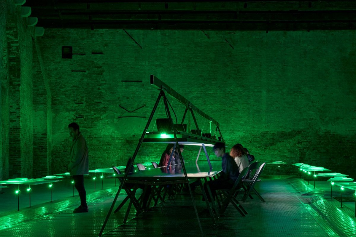 <p>La pregunta sobre IA que el pabellón chileno instaló en la Bienal de Arquitectura de Venecia</p>