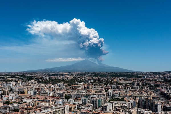 Volcán Etna entra en erupción en Italia y genera preocupación en medio de grandes columnas de humo