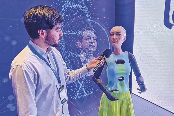 <p>“Estamos aquí para sumar, no para sustituir”: Robot RIA responde en entrevista todas las interrogantes sobre su rol en acompañamiento de personas</p>