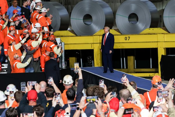 Trump ya firmó el decreto que duplica desde este miércoles los aranceles al acero y al aluminio a 50%
