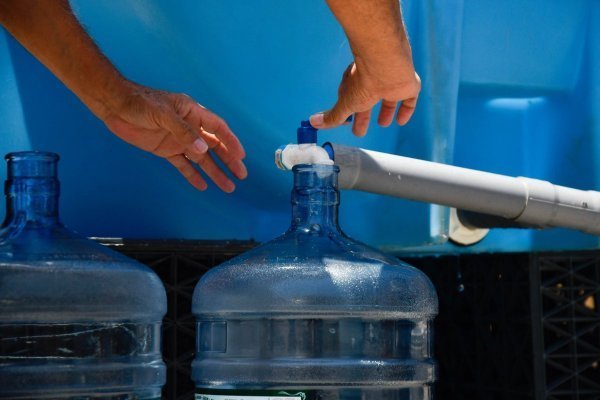 Aguas Andinas compensará a unos 380 mil usuarios por interrupciones injustificadas del servicio de agua potable durante 2022 y 2023