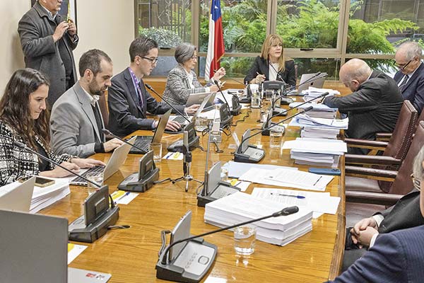 Reforma a permisos sectoriales supera etapa en comisión de Hacienda del Senado y pasa a Sala