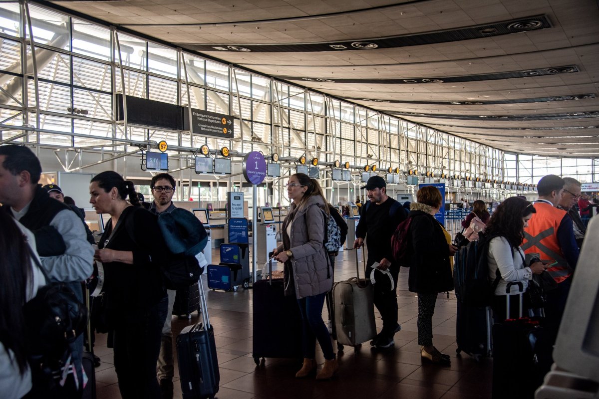 <p>Viajeros en el Aeropuerto Internacional Arturo Merino Benítez (SCL) en Santiago, Chile.</p>