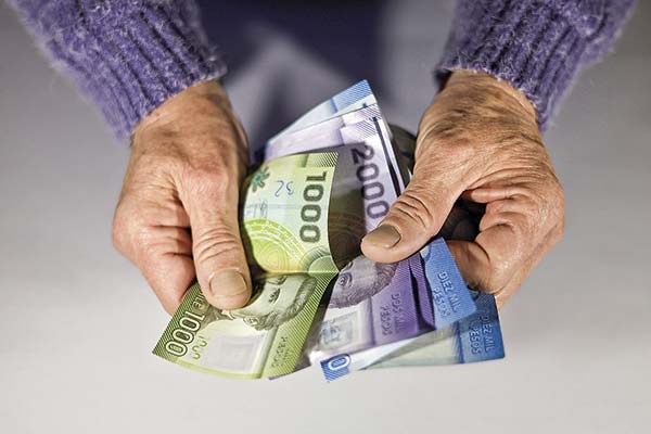 Las remuneraciones de los chilenos se aceleran durante abril y cumplen 26 meses creciendo por sobre la inflación