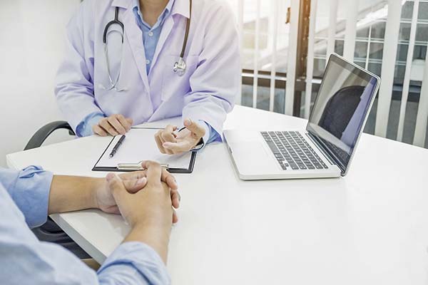 <p>Licencias médicas: se podrían ahorrar más de US$ 1.400 millones si el ausentismo fuera similar al sector privado</p>