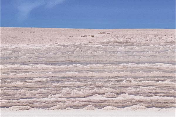 <p>Costras de arcilla ricas en litio en el Salar de Llamara, polígono de Quillagua Este.</p>