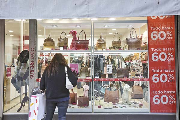 No solo en el fútbol: confianza de los consumidores en Chile cae al fondo entre países de la región