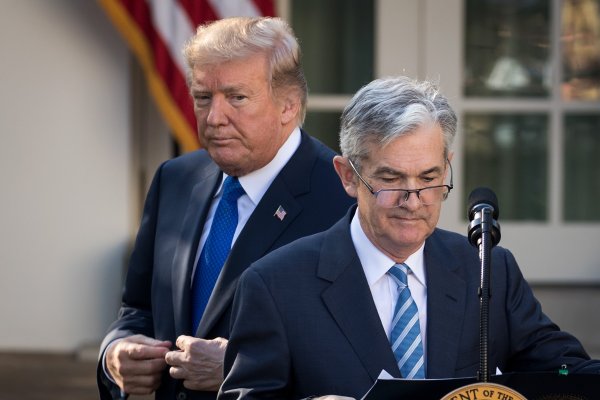 <p>Trump presiona a la Reserva Federal para que recorte la tasa de interés en "un punto porcentual"</p>