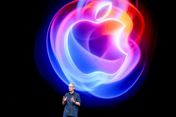 Apple enfrenta desafíos en IA y regulaciones mientras busca atraer a desarrolladores de software
