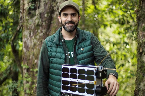 <p>Leo Prieto, CEO y fundador de Lemu, y el satélite Lemu Nge.</p>