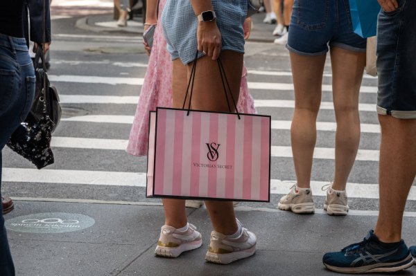 "Pésima rentabilidad total para los accionistas": Inversionista de Victoria's Secret critica duramente al directorio tras desplome bursátil