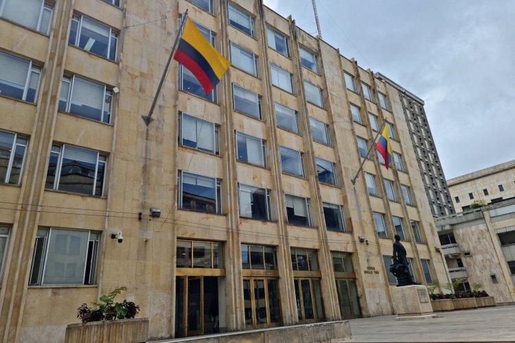 <p>Peso colombiano cae a mínimo en cuatro semanas en medio de suspensión de regla fiscal y atentados</p>