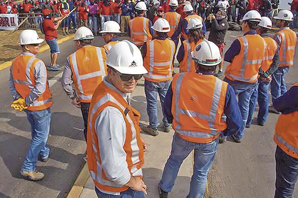 Operadores de mina en su mayoría y un tercio son mujeres: quiénes son los 105 trabajadores de Escondida con bonos embargados