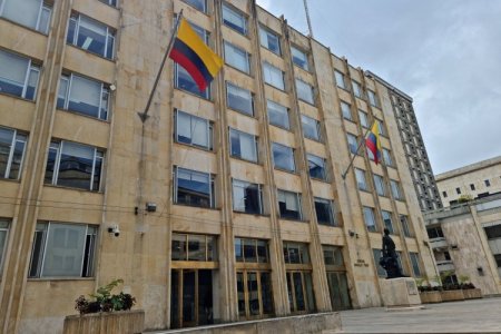 Peso colombiano cae a mínimo en cuatro semanas en medio de suspensión de regla fiscal y atentados
