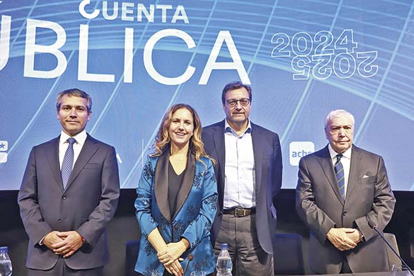<p>Rosario Navarro junto a Rodrigo Yáñez, Óscar Hasbún y Jorge Ortúzar. Fotos: Julio Castro</p>