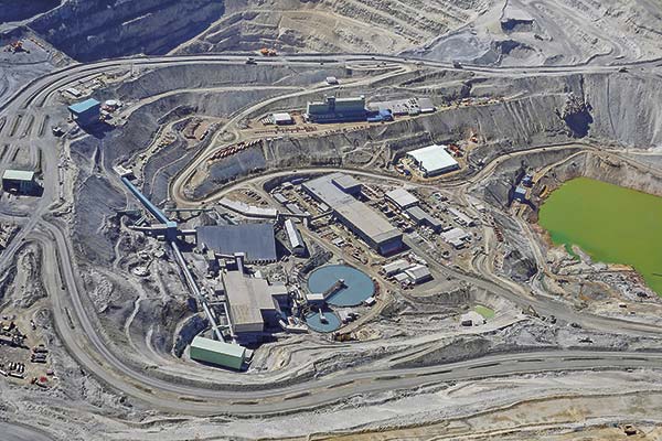 Histórica compensación ambiental: Multinacional minera cambia gratis 57 mil estufas a leña por calefactores en la RM
