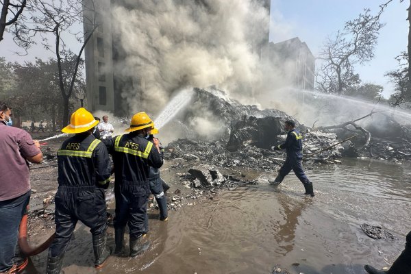 <p>"Hubo un fuerte ruido y luego el avión se estrelló": El testimonio del sobreviviente en India al peor accidente aéreo mundial en más de una década</p>
