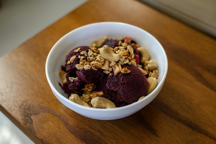 <p>El acaí, de tradición amazónica a tendencia global: la fruta que pasó de las playas de Brasil a cientos de tiendas en el mundo</p>