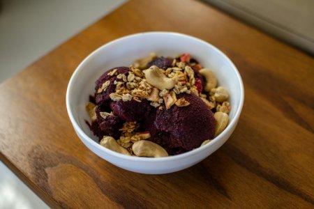 El acaí, de tradición amazónica a tendencia global: la fruta que pasó de las playas de Brasil a cientos de tiendas en el mundo